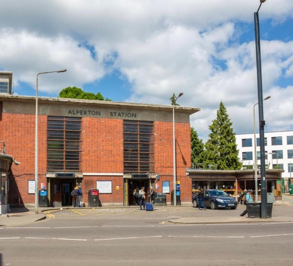 Lovely Luxury 1-Bed Apartment In Wembley Londres Exterior foto